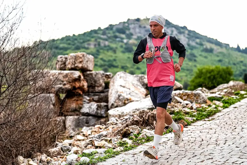 Trailer en pleine course. Il est serein et en pleine confiance grâce à l'accompagnement individuel en préparation mentale pour atteindre ses objectifs sportifs